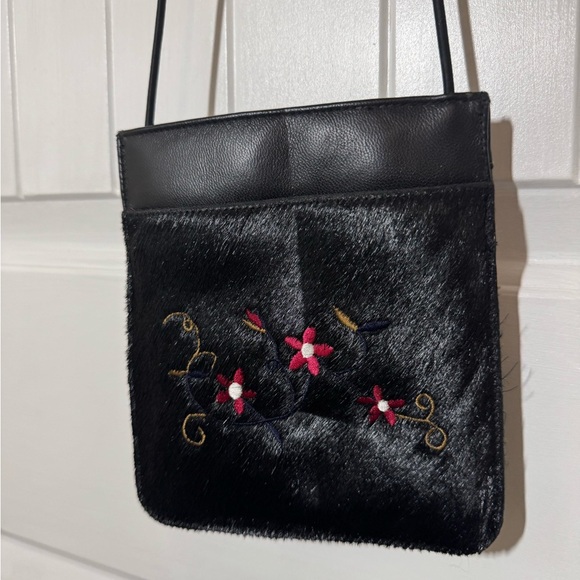 Vintage Wilson Leather Embroidered crossbody! - Picture 5 of 9